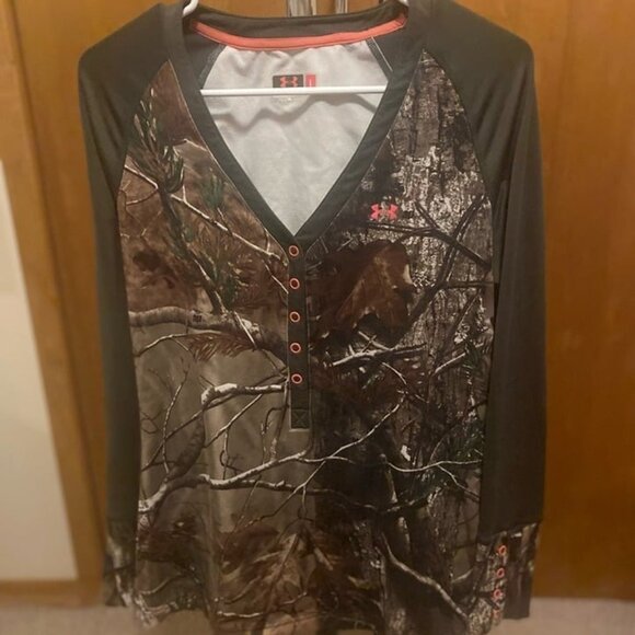 Women Under Armour  Scent Control Cold Gear Camo Top size lg Fitted V-Neck - Picture 1 of 10